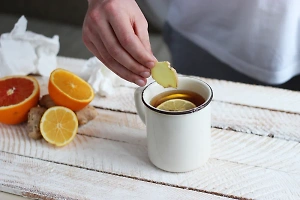 Надо быть настороже: Врач раскрыл, какую опасность таит в себе чай с долькой лимона