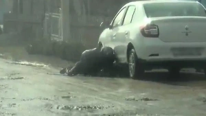 Появилось видео, как агент СБУ в Запорожской области минирует машину под видом инвалида
