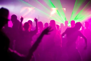 Раздевались за коктейли: В Амурской области пришли в ярость из-за "голой вечеринки" в ночном клубе