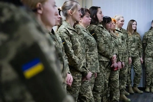 Украинкам из ВСУ впервые выдали военную форму