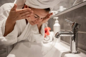 Покраснение, сухость и не только: Косметолог объяснила, почему нельзя умываться обычным мылом