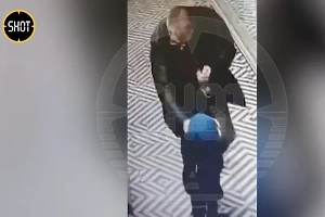 Нападение пьяного неадеквата на ребёнка в магазине в Курчатове попало на видео