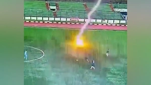 Молния убила футболиста в Индонезии во время матча