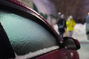 Эксперт объяснил, как правильно отогреть авто после ледяного дождя