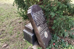 Вандалы разрушили памятник красноармейцу на воинском мемориале в Кишинёве