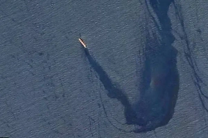 Огромное нефтяное пятно появилось в Красном море после атаки хуситов на сухогруз
