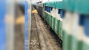 В Польше неизвестные высыпали украинское зерно из вагонов на железной дороге 