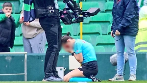 В Испании помощница арбитра разбила лицо на матче, столкнувшись с камерой