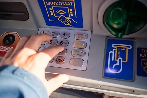 Один из казахстанских банков приостановил операции с картами "Мир"