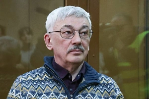 Суд приговорил правозащитника Орлова** к 2,5 года колонии за дискредитацию ВС РФ