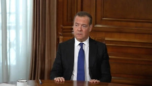 Медведев объявил Макрона наследником Наполеона из-за "лютой пурги" о войсках НАТО в Киеве