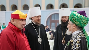 Галстуки и погоны: Life.ru снял первых гостей в Гостином Дворе перед Посланием Путина