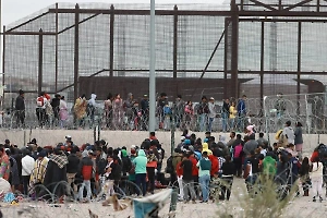 Продолжили дело Трампа: Техас возвёл стену на границе для борьбы с мигрантами