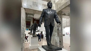 В Алма-Ате установили инсталляцию с падающими памятниками Назарбаеву