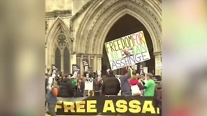В европейских городах прошли протесты в поддержку основателя WikiLeaks Ассанжа
