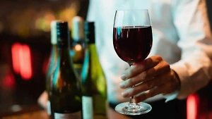 Биолог объяснила, почему красное вино вызывает головную боль