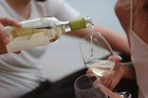 Мужчинам — виски, а женщинам — вино: Большинство россиян хорошо относятся к алкогольным подаркам