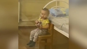 В Копейске равнодушные медсёстры бросили одну в палате двухлетнюю девочку-сироту