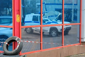 В белгородском селе дрон ВСУ сбросил взрывчатку на грузовики, два водителя ранены