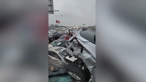 Груда металлолома: Появилось видео из центра колоссального ДТП с сотней авто на китайском шоссе