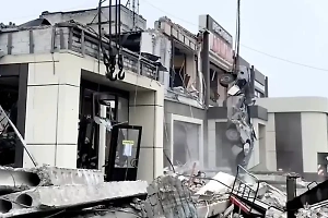 Уже 28 тел достали из-под завалов разрушенной ВСУ пекарни в Лисичанске