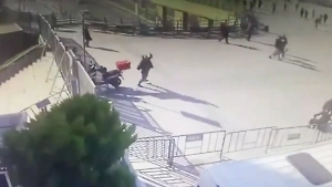 Вооружённые мужчина и женщина расстреляли 5 человек у здания суда в Стамбуле