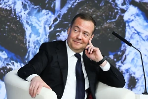 "Зловещий сигнал из загробного мира": Медведев высмеял Байдена за встречу с мертвецом