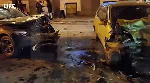 "Мерседес" протаранил девять машин в Санкт-Петербурге, снеся пешехода