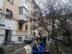 Взрыв обрушил перекрытия в многоэтажке в Севастополе