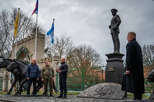 Кириенко и Сальдо открыли памятник географу Козлову в заповеднике "Аскания-Нова"