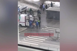 Испугался взрывов: В Белгороде машина сбила ребёнка, который бежал в укрытие через дорогу на красный свет