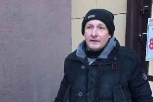 Настоящий герой без плаща: Россиянин на лету поймал выброшенную с пятого этажа годовалую кроху