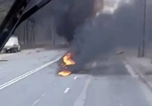 "Только что машина взорвалась": Life.ru публикует страшное видео из Белгорода, где снаряд ВСУ убил мужчину