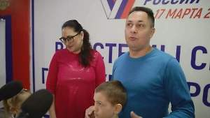 "Семья и страна — одно и то же": На Камчатке родители с детьми голосуют на выборах президента