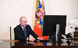Песков рассказал Life.ru, почему Путин проголосовал на выборах президента онлайн