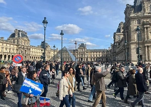 Рвут флаги НАТО и ЕС: Парижане вышли на марш против "Макрона Безумного"