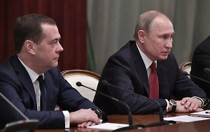 Медведев поздравил Путина с блестящей победой на выборах президента России