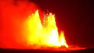 В Сети делятся кадрами извержения вулкана на полуострове Рейкьянес в Исландии