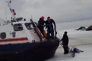 С дрейфовавшей льдины в Финском заливе спасли 15 рыбаков