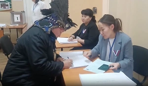Верховный шаман России в перьях и с амулетами явился на избирательный участок в Туве