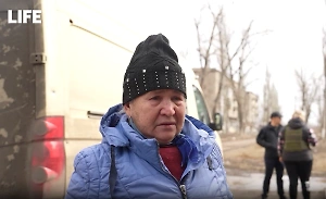 "Дочери и внукам наберу": Пенсионерка из Авдеевки со слезами поблагодарила волонтёров за сим-карты