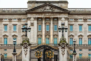 Неизвестный попытался протаранить Букингемский дворец в Лондоне