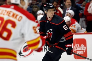 Российскому хоккеисту вручили вантуз в раздевалке "Каролины" после победного матча в НХЛ