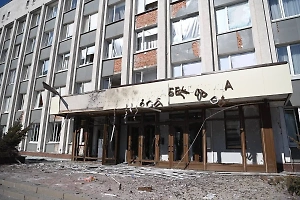 Мэр показал последствия атаки беспилотника на администрацию Белгорода