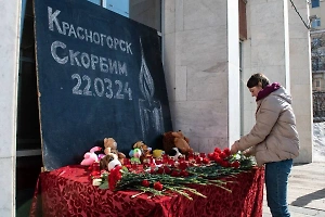 Россияне продолжают нести цветы и игрушки к стихийному мемориалу у "Крокуса"