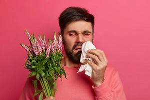 Мыть голову перед сном и гулять в дождь: Советы врача, как справиться с ранней весенней аллергией