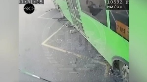 Момент жуткого ДТП с бешеным автобусом в Курске попал на видео