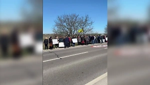 Протестующие согнали в поле кортеж приехавшей в Гагаузию Санду