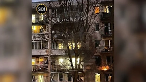 Life.ru публикует момент попадания беспилотника в дом в Петербурге