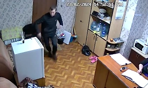"Тысяча извинений": Семь раз судимый 21-летний россиянин галантно украл сумку и попал на видео
